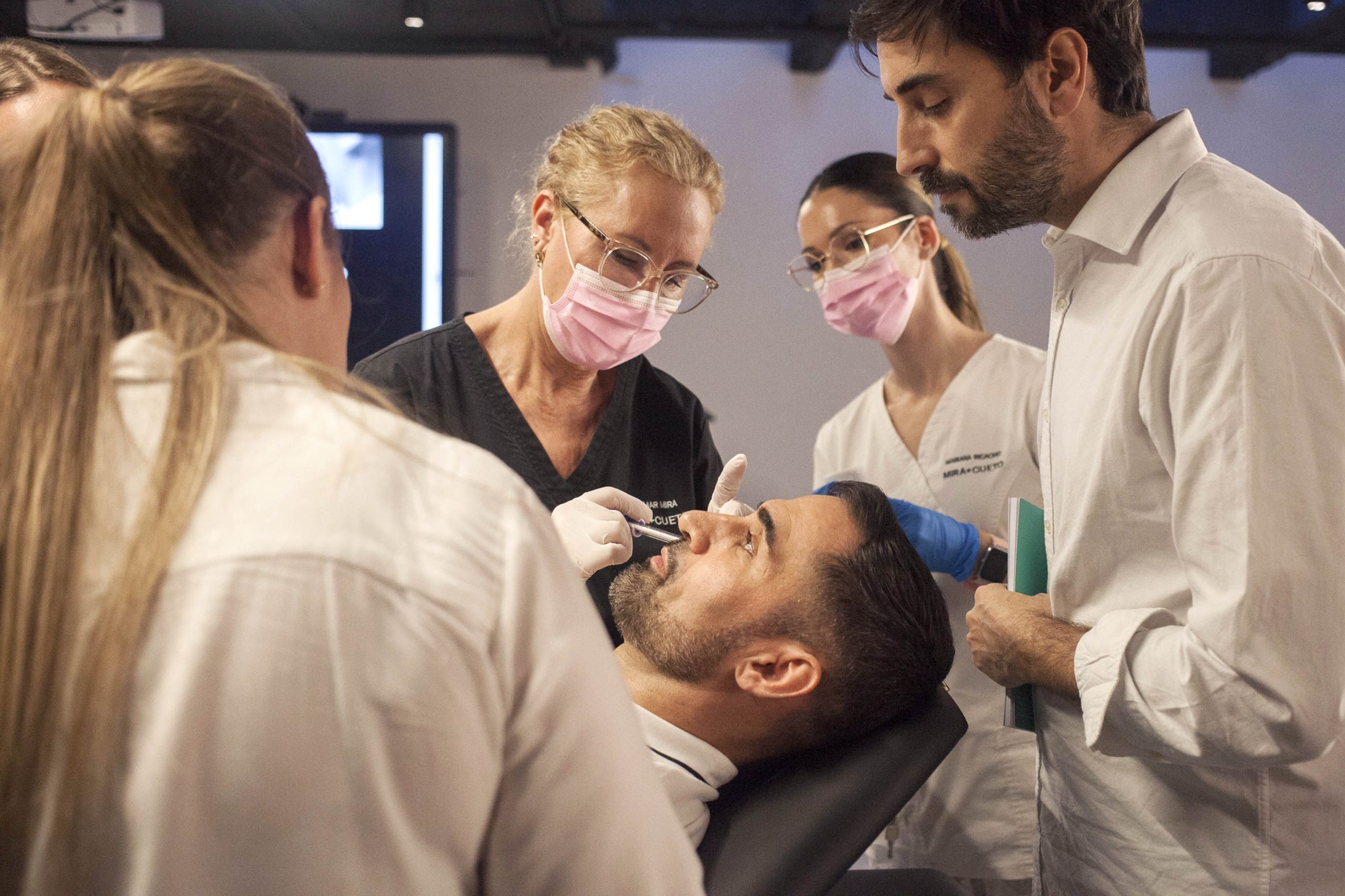 CURSO DE REESTRUCTURACIÓN FACIAL EN EL HOMBRE AU+